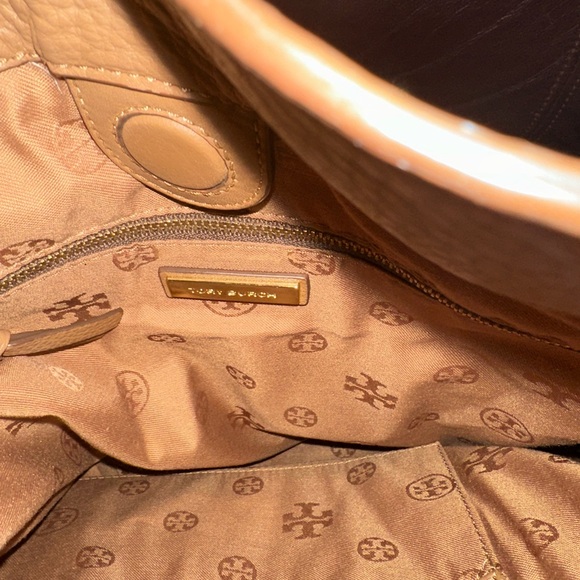 Tory Burch Robinson Expandable Hobo and Wallet - Picture 4 of 16